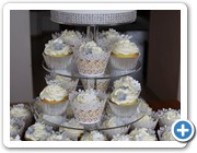 Svatební dortík a krémové cupcakes v bílo-stříbrné barvičce